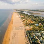 Seafront With Shared Pool Appartement