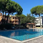 Seafront With Shared Pool Apartman *