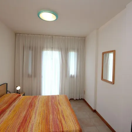 Seafront With Shared Pool Apartment *